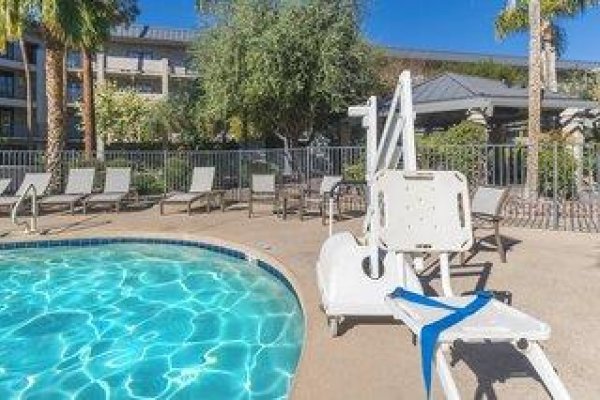 Holiday Inn & Suites Phoenix Airport North