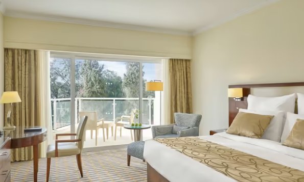 Deluxe room with side pyramid view