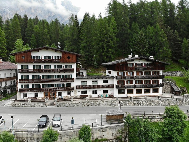 Des Alpes recenzie