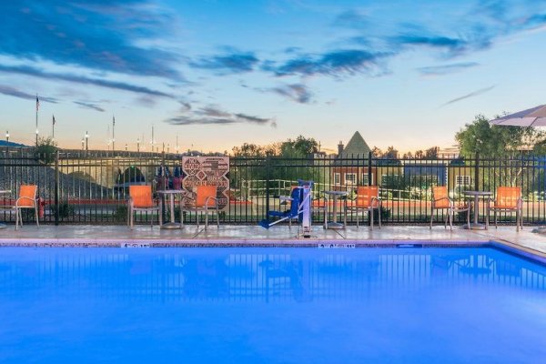 Holiday Inn Express & Suites Lake Havasu - London Bridge