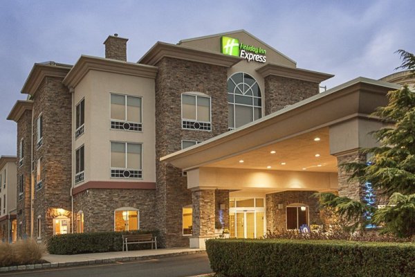 Holiday Inn Express & Suites Long Island - East End