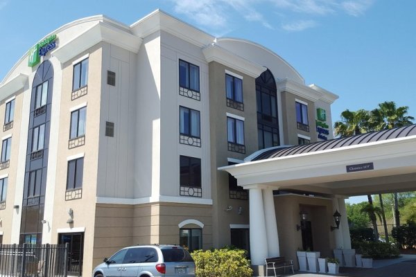 Holiday Inn Express & Suites Tampa-Usf-Busch Gardens
