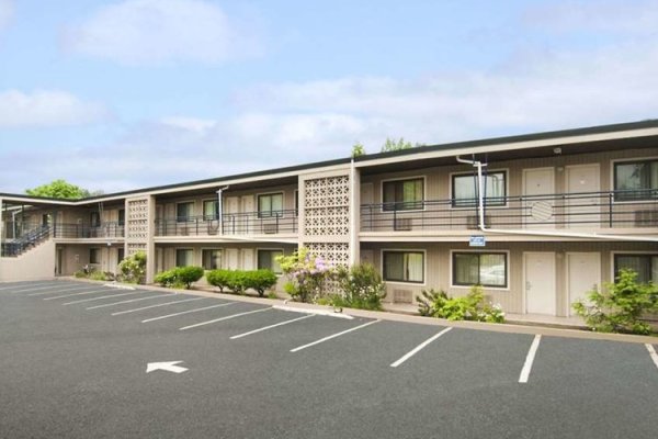 Travelodge Vancouver Lions Gate