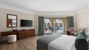 Lagoon Swim-Up Suite