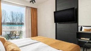 Dvojlôžková izba s balkónom a výhľadom na ulicu