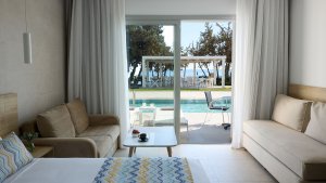 Junior Suite with Shared Pool