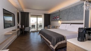 Izba Deluxe s bočným výhľadom na more a bazén - hlavná budova