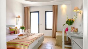 2 double rooms in a bungalow without connecting door (for families)