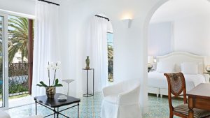 Open Plan Bungalow Suite With outdoor Hydro-Massage Bathtube