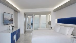 Laveer Retreat with Outdoor Hot Tub