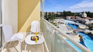 Dvojlôžková izba premium s prístelkou (hotel, balkón, orientácia bazén)