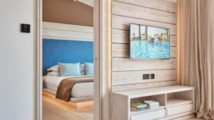 Swim up bungalov s oddelenou spálňou a výhľadom na krajinu