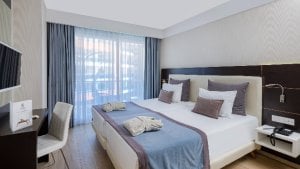 Corner Suit Land View
