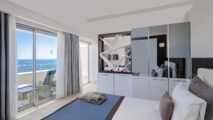 L-Suit Sea View