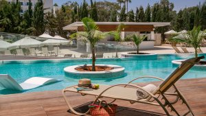 Swim-up Room