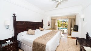 Connecting Swim-Up Junior Suite