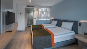 Deluxe Swim-Up Family Room