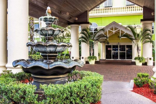 Comfort Suites Maingate East