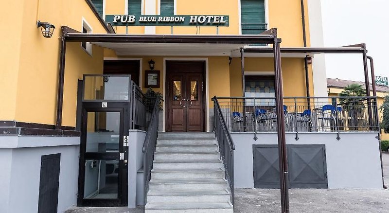 Blue Ribbon Hotel