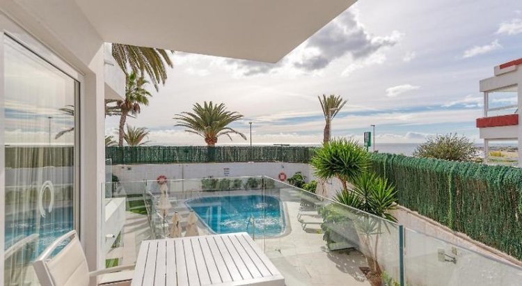 Las Tejas Apartments