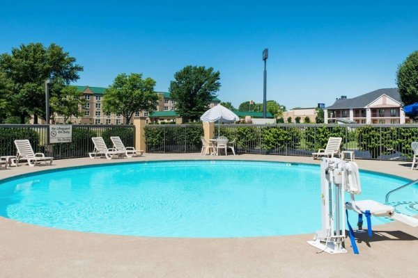 Baymont Inn & Suites Clarksville Northeast