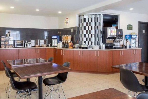 Super 8 by Wyndham Trois-Rivieres