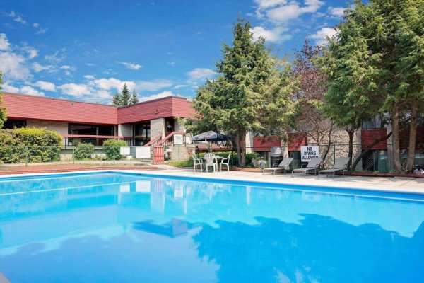 Ramada by Wyndham Pinewood Park Resort North Bay
