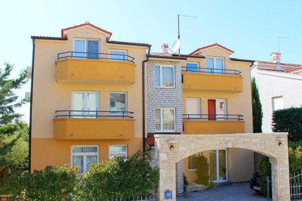 Catalina Apartments