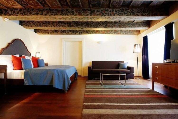 Iron Gate Hotel & Suites
