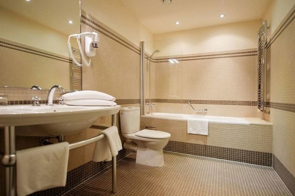 Iron Gate Hotel & Suites