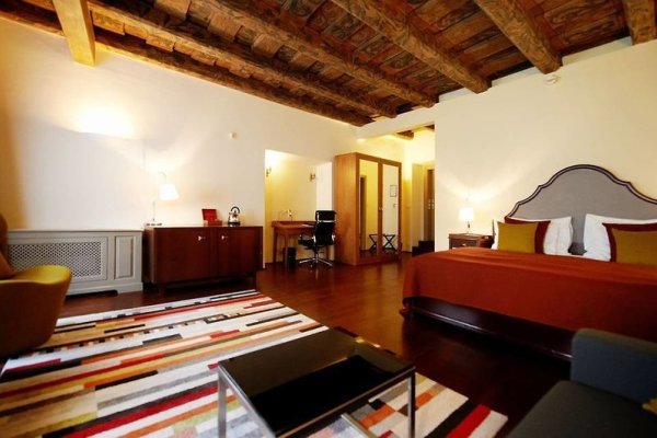 Iron Gate Hotel & Suites
