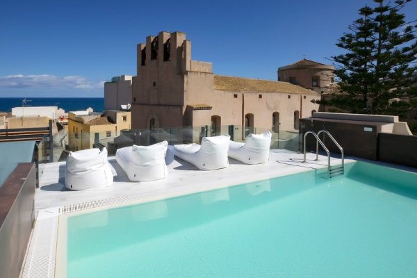 Azzoli Apartments & Skypool