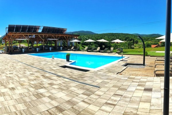 16 Lakes Hotel