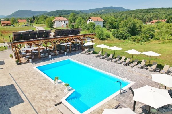16 Lakes Hotel