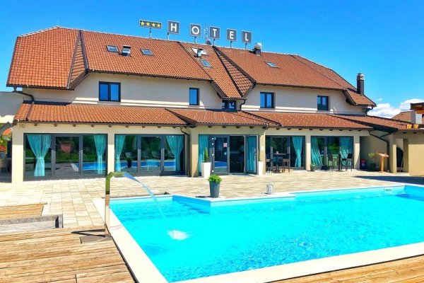 16 Lakes Hotel