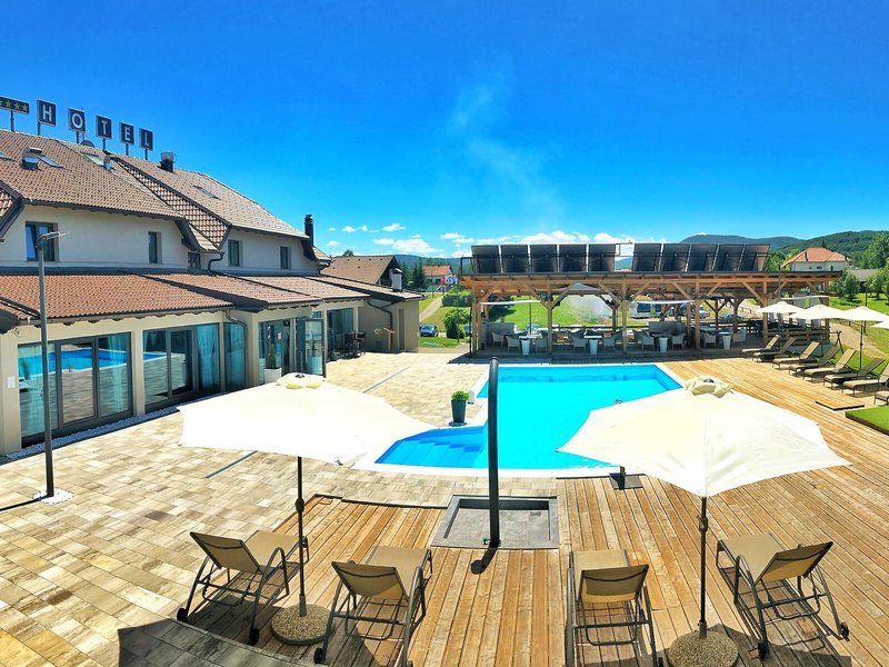 16 Lakes Hotel