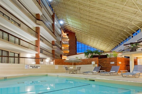 Holiday Inn Oakville Centre