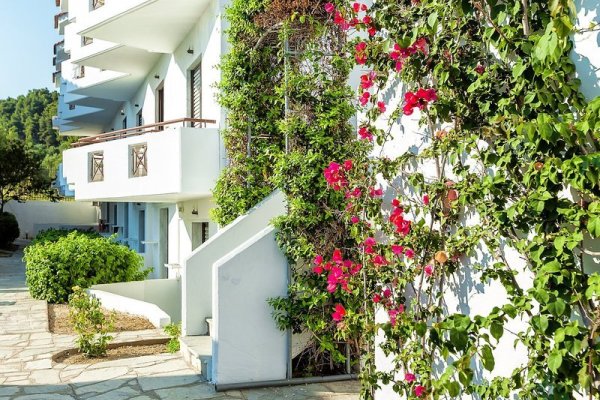 Xenios Dolphin Beach Hotel