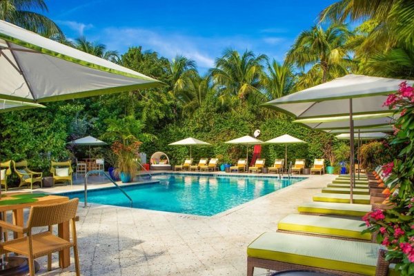 Parrot Key Hotel & Villas