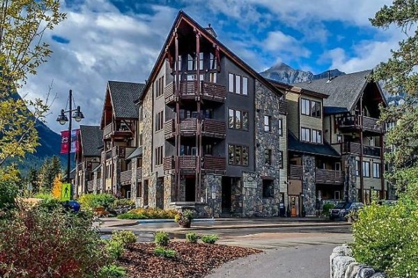 Rundle Cliffs Luxury Mountain Lodge