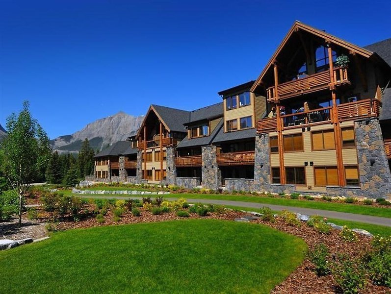Rundle Cliffs Luxury Mountain Lodge