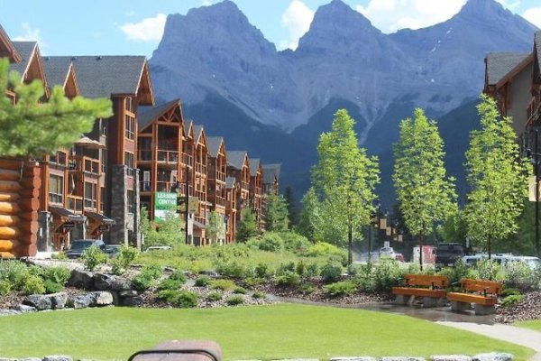 Rundle Cliffs Luxury Mountain Lodge