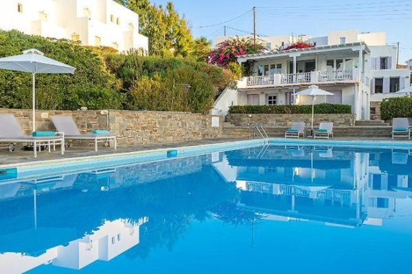 Akrotiri Hotel