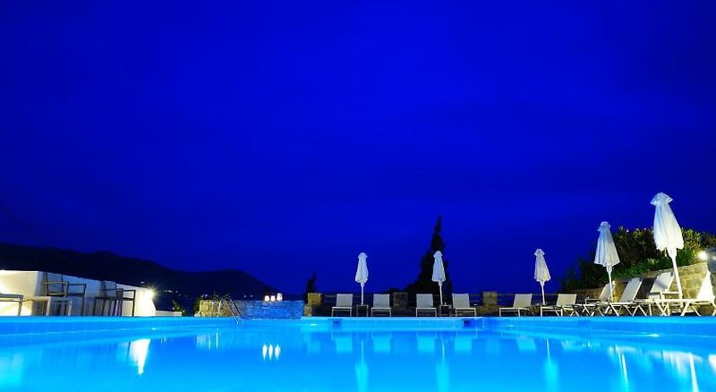 Akrotiri Hotel