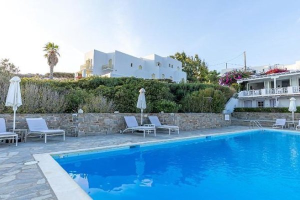 Akrotiri Hotel