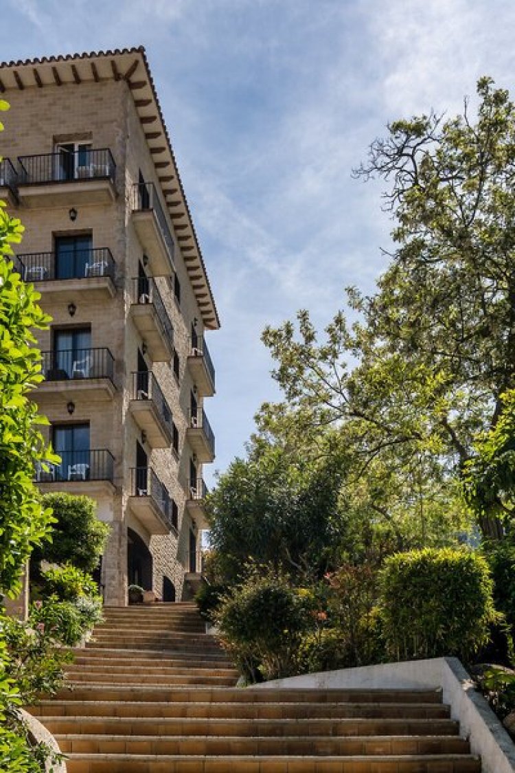 Montjoi Hotel