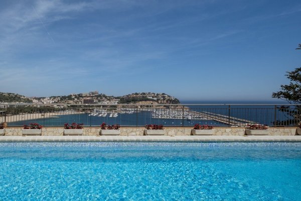 Montjoi Hotel