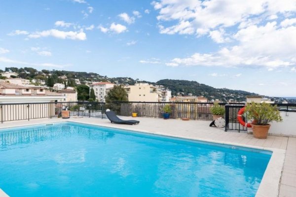 Adonis Cannes Hotel Thomas