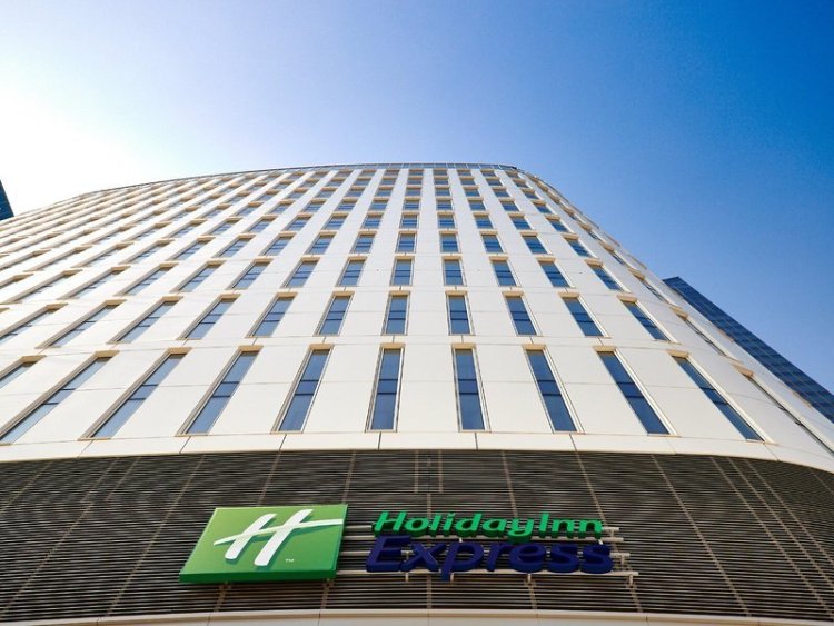 Holiday Inn Express Warsaw  The HUB