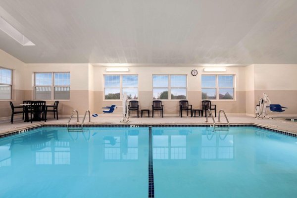 Country Inn & Suites by Radisson, Dundee, MI